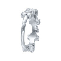 Anneau de piercing Clicker Tiara argenté Anneau de piercing argenté avec cristaux en forme de diadème sur fond blanc