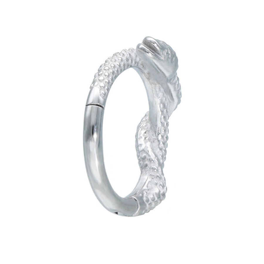 Anneau de piercing clicker serpent argenté Anneau de piercing argenté avec design de serpent sur fond blanc