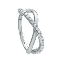 Infinity Crystal Clicker en argent avec cristaux Anneau de piercing clicker Infinity en argent avec cristaux clairs sur fond blanc