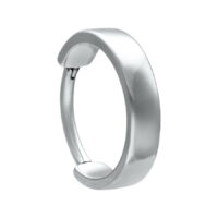 Anneau de piercing clicker argenté Grand Statement Anneau de piercing argenté en acier chirurgical sur fond blanc