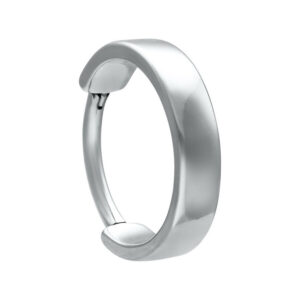 Anneau de piercing argenté en acier chirurgical sur fond blanc