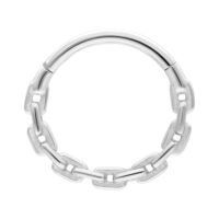 Clicker chaîne d'ancre en acier chirurgical argenté Anneau de piercing argenté au design de chaîne d'ancre en acier chirurgical sur fond blanc