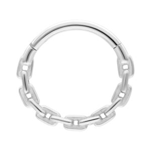 Anneau de piercing argenté au design de chaîne d'ancre en acier chirurgical sur fond blanc