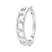 Clicker piercing chaîne curb argenté Clicker chaîne curb argenté en acier chirurgical sur fond blanc