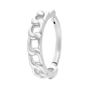 Clicker chaîne curb argenté en acier chirurgical sur fond blanc