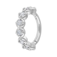 Anneau articulé argenté avec cristaux Anneau de piercing argenté avec cristaux clairs sur fond blanc