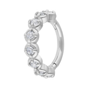 Anneau de piercing argenté avec cristaux clairs sur fond blanc