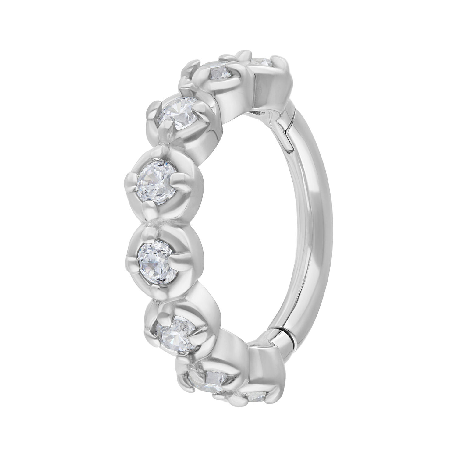 Anneau articulé argenté avec cristaux Anneau de piercing argenté avec cristaux clairs sur fond blanc