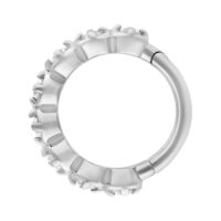Anneau articulé glamour en acier chirurgical Anneau articulé argenté avec cristaux sur fond blanc