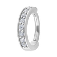 Anneau articulé argenté 8mm avec cristaux Anneau articulé argenté avec cristaux clairs sur fond blanc