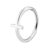 Bague croisée articulée en acier chirurgical argenté Bague piercing argentée avec détail croisé sur fond blanc