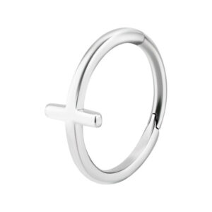 Bague piercing argentée avec détail croisé sur fond blanc