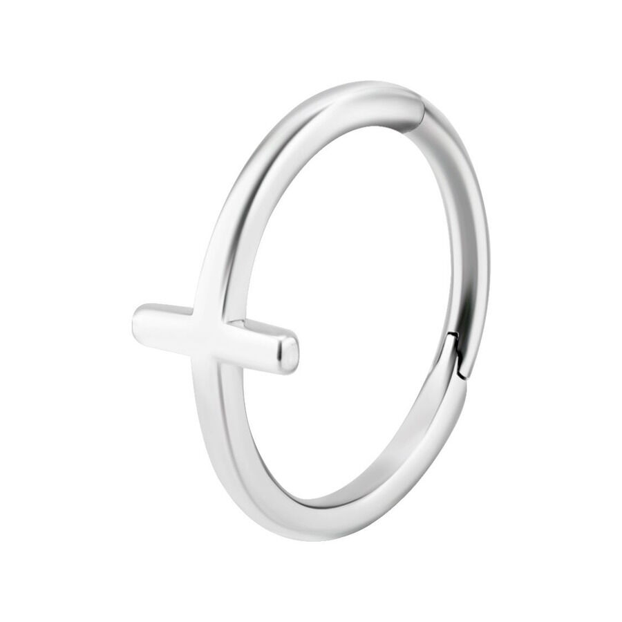 Bague croisée articulée en acier chirurgical argenté Bague piercing argentée avec détail croisé sur fond blanc