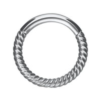 Anneau de piercing argenté avec structure de chaîne torsadée sur fond blanc