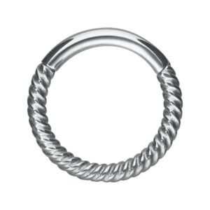 Anneau de piercing argenté avec structure de chaîne torsadée sur fond blanc