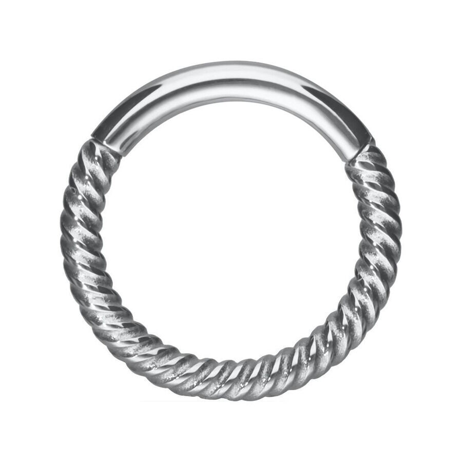 Anneau de piercing argenté avec structure de chaîne torsadée sur fond blanc