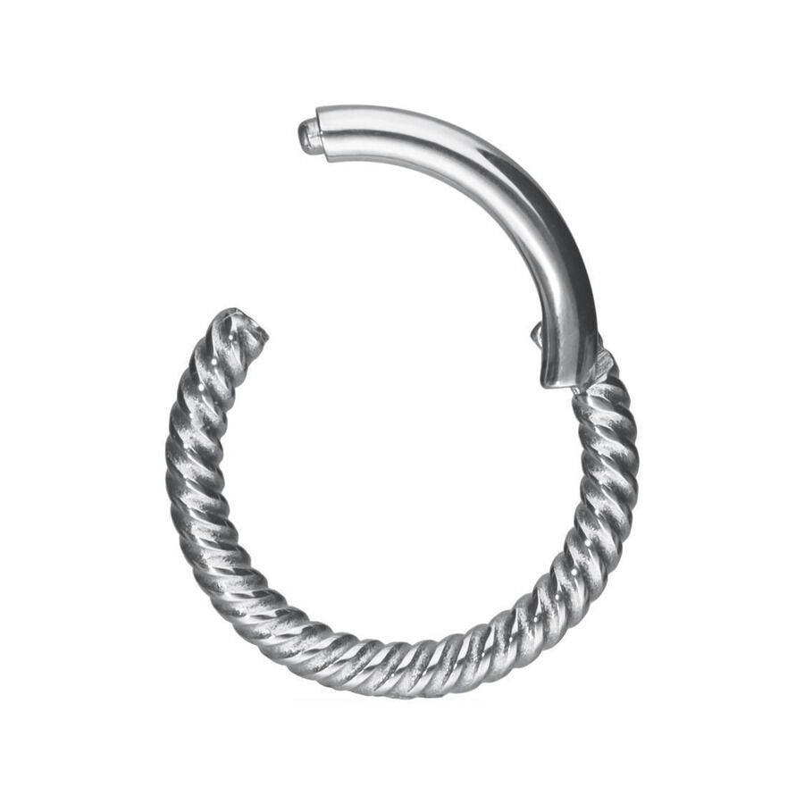 Anneau de piercing en argent avec chaîne torsadée sur fond blanc