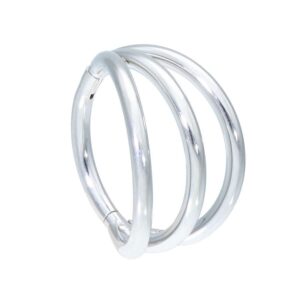 Clicker à 3 anneaux en acier chirurgical argenté sur fond blanc