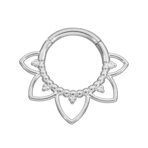 Anneau de piercing argenté avec design en forme de fleur sur fond blanc