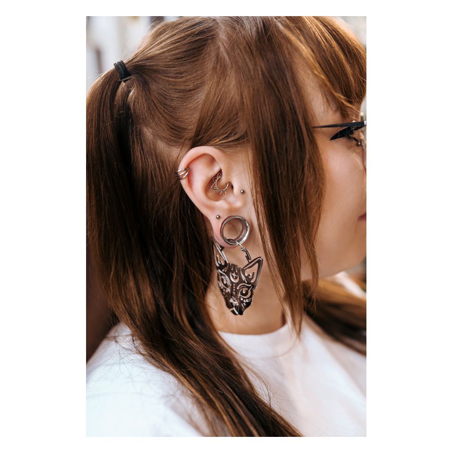 Femme avec Flower Lines Clicker au septum et autres boucles d'oreilles, cheveux bruns
