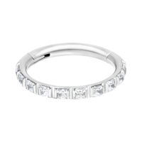 Clicker en cristal argenté 10 mm Anneau de piercing argenté avec cristaux clairs sur fond blanc