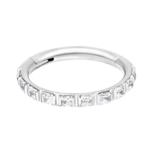 Anneau de piercing argenté avec cristaux clairs sur fond blanc
