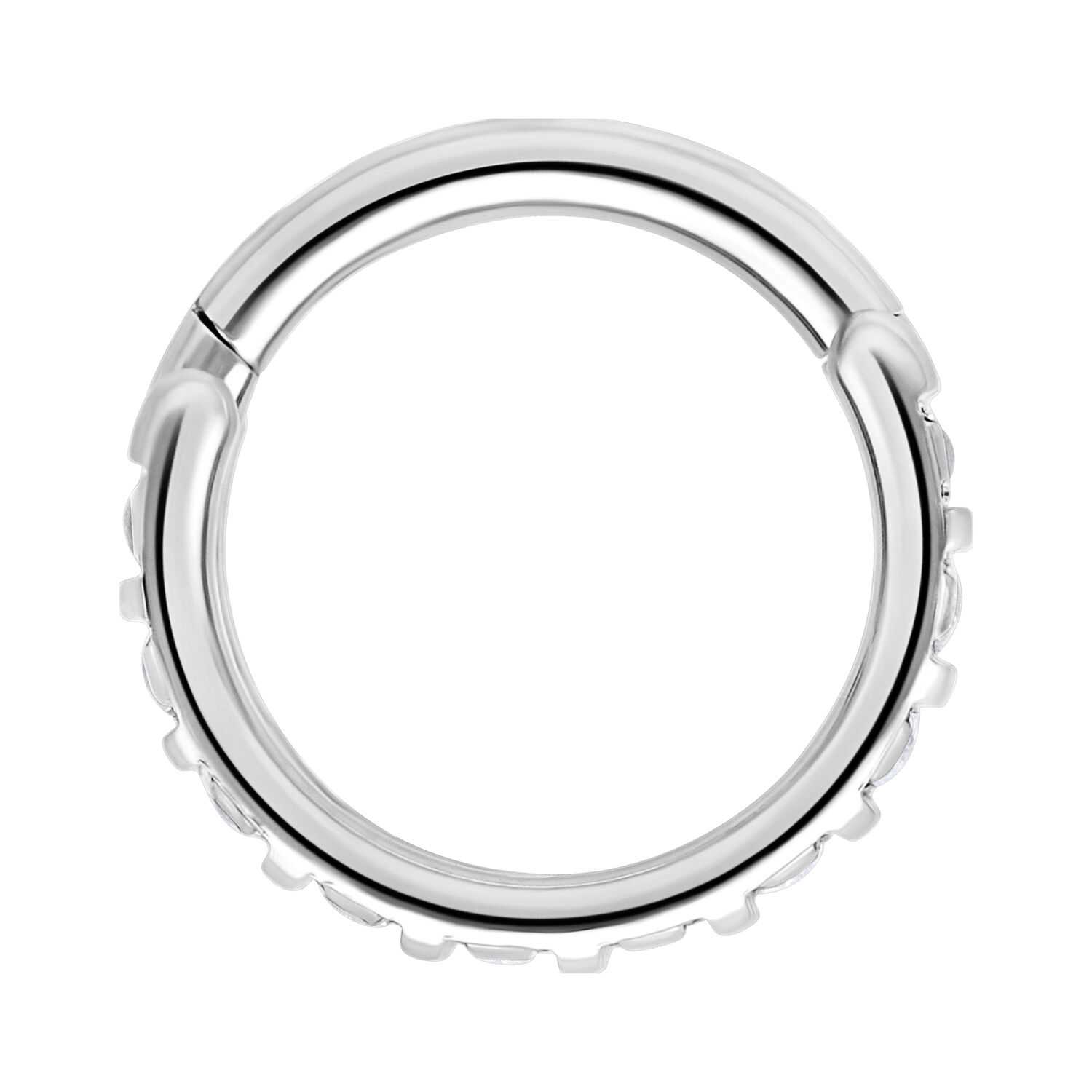Anneau de piercing argenté avec des cristaux sur fond blanc