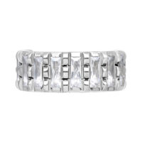 Anneau de piercing argenté avec cristaux clairs sur fond blanc
