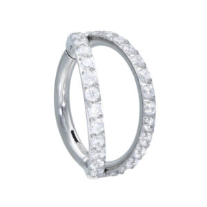 Anneau Clicker argenté avec double rangée de cristaux sur fond blanc