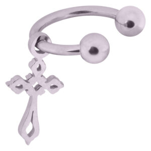 Boucle d'oreille en argent avec croix gothique en acier chirurgical sur fond blanc