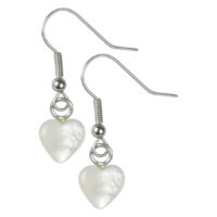 Boucles d'oreilles cœur blanches en argent Boucles d'oreilles cœur blanches en argent sur fond neutre