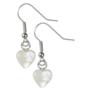 Boucles d'oreilles cœur blanches en argent sur fond neutre