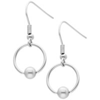 Boucles d'oreilles anneaux en O en acier chirurgical argenté Paire de boucles d'oreilles anneaux en O argentés avec fermoir sur fond blanc