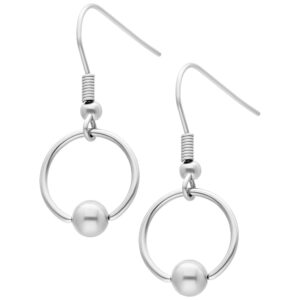 Paire de boucles d'oreilles anneaux en O argentés avec fermoir sur fond blanc