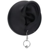 Boucles d'oreilles O-Ring argentées en acier chirurgical Boucles d'oreilles O-Ring argentées sur un modèle d'oreille noir sur fond blanc
