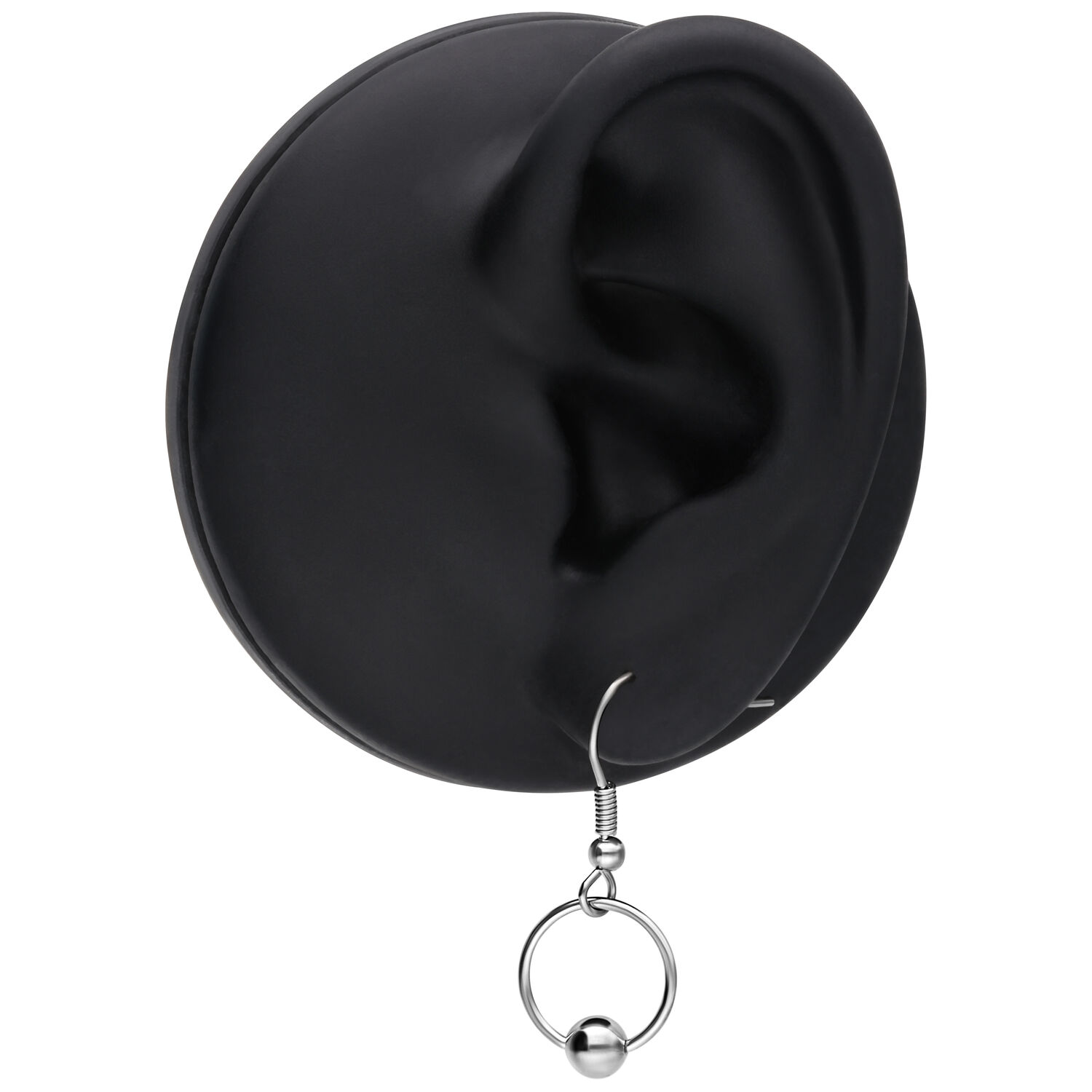 Boucles d'oreilles O-Ring argentées en acier chirurgical Boucles d'oreilles O-Ring argentées sur un modèle d'oreille noir sur fond blanc