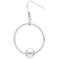 Boucles d'oreilles O-Ring en acier chirurgical argenté Boucles d'oreilles O-Ring argentées avec fermoir sur fond blanc