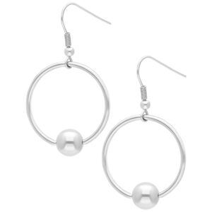 Boucles d'oreilles anneaux en O argentées avec boule sur fond blanc