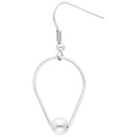 Boucles d'oreilles anneau goutte argenté avec pendentif boule sur fond blanc