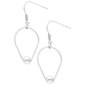 Deux boucles d'oreilles anneau goutte en acier chirurgical argenté sur fond blanc