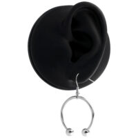 Boucles d'oreilles barbell rondes en acier chirurgical Boucles d'oreilles barbell rondes argentées sur un modèle d'oreille noir sur fond blanc