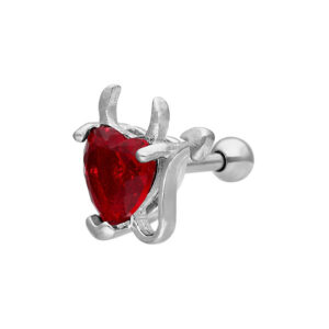 Barbell d'oreille argenté avec cristal rouge en forme de cœur et cornes de diable, sur fond blanc