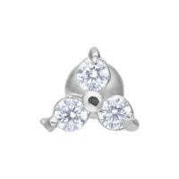 Barbell d'oreille Trinity avec cristaux clairs Barbell d'oreille en argent avec trois cristaux clairs sur fond blanc