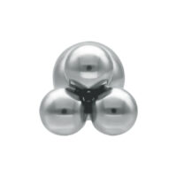 Barbell Triplets en acier chirurgical argenté Barbell Triplets argenté avec trois embouts sphériques sur fond blanc