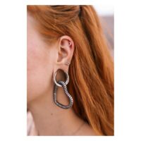 Barbell Serpent Argenté pour Oreilles Barbell Serpent Argenté dans l'oreille d'une personne aux cheveux rouges, gros plan