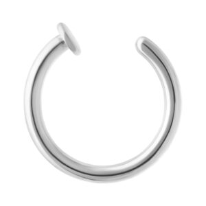 Anneau de nez ouvert en argent en acier chirurgical sur fond blanc