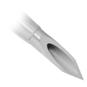 Gros plan d'une canule Optiva en acier chirurgical avec pointe acérée