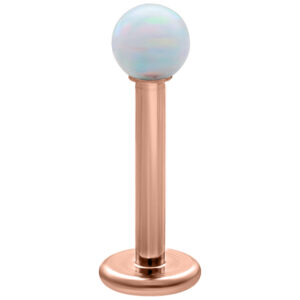 Labret avec opale synthétique blanche et tige en titane plaqué or rose sur fond blanc