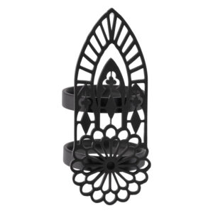 Anneau noir au design gothique en acier chirurgical sur fond blanc