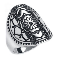Bague Mandala en acier chirurgical argenté Bague mandala argentée en acier chirurgical sur fond blanc